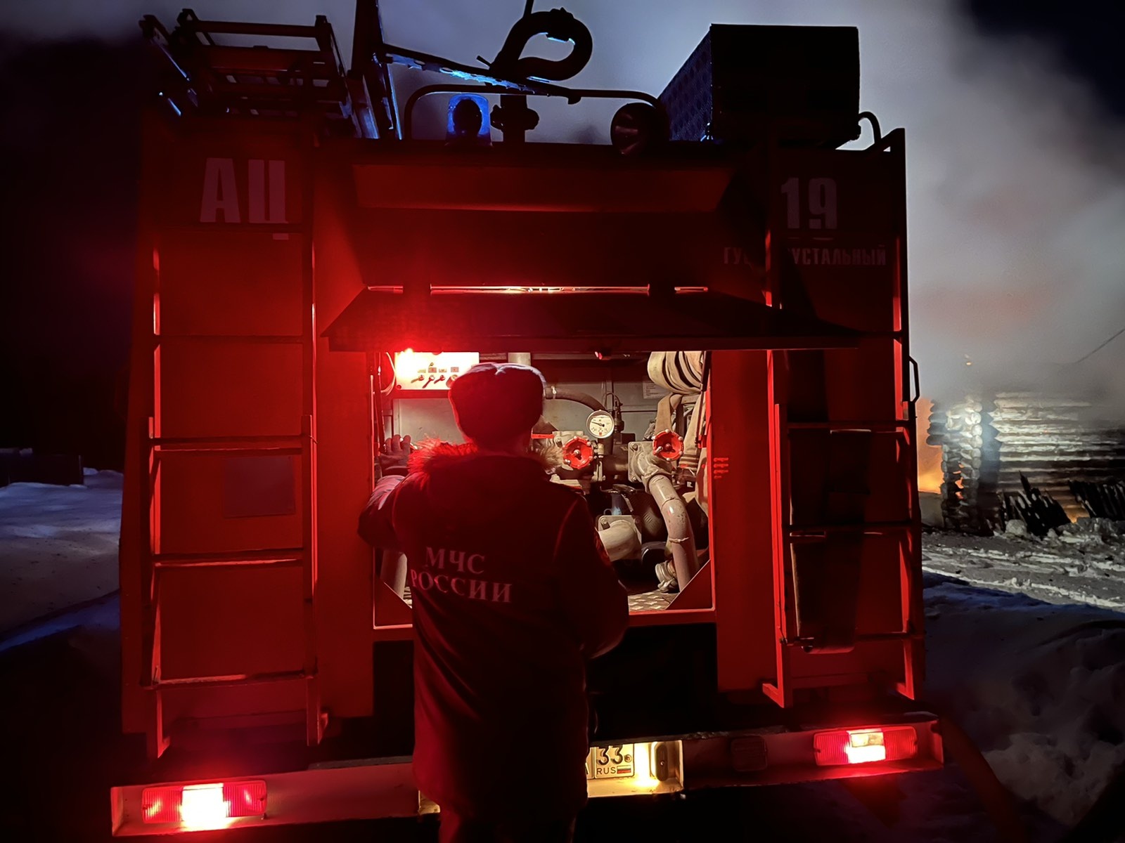 Нарушение правил пожарной. Пожарные на пожаре. СП 1 пожар. Безопасность от огня. Пожар 02.10 в Усть-Мане.