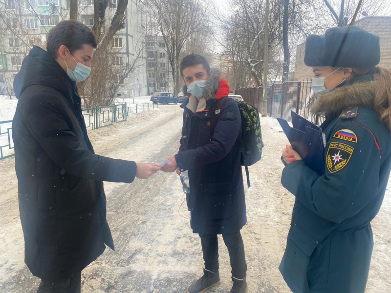 С жителями домов на улице Перекопский военный городок в городе Владимире проведены беседы о правилах безопасного поведения в новогодние праздники