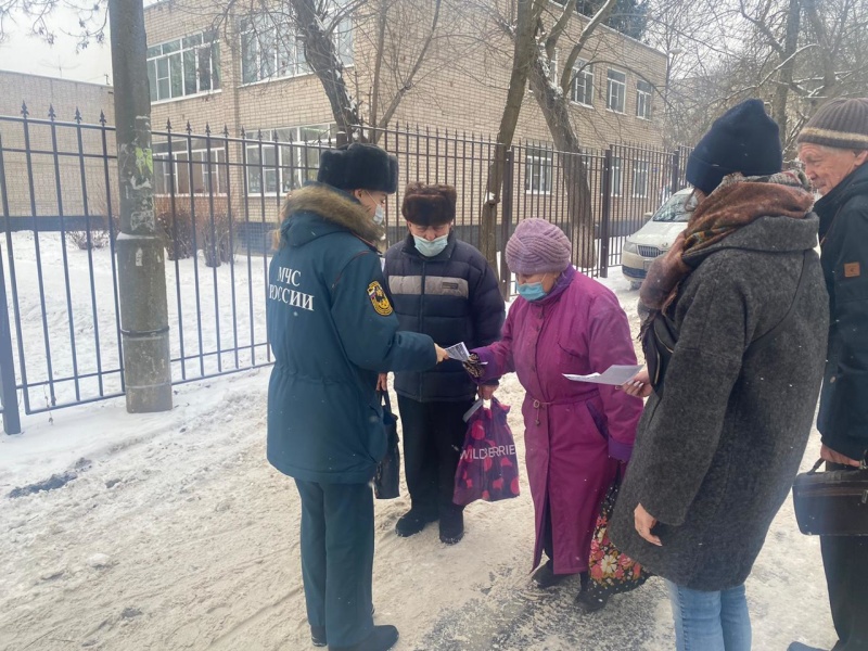 С жителями домов на улице Перекопский военный городок в городе Владимире проведены беседы о правилах безопасного поведения в новогодние праздники