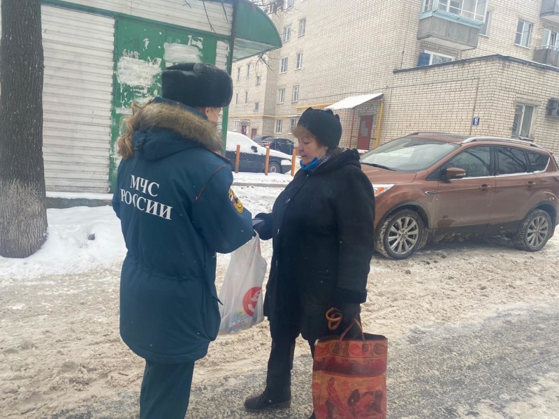 С жителями домов на улице Перекопский военный городок в городе Владимире проведены беседы о правилах безопасного поведения в новогодние праздники