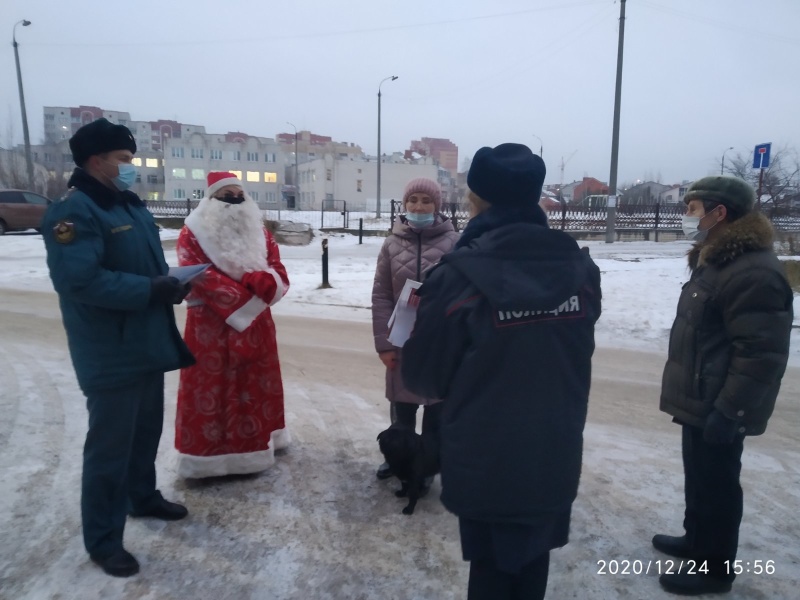 Сотрудники МЧС Гусь-Хрустального и Коврова проводят профилактические мероприятия с населением с участием Деда Мороза