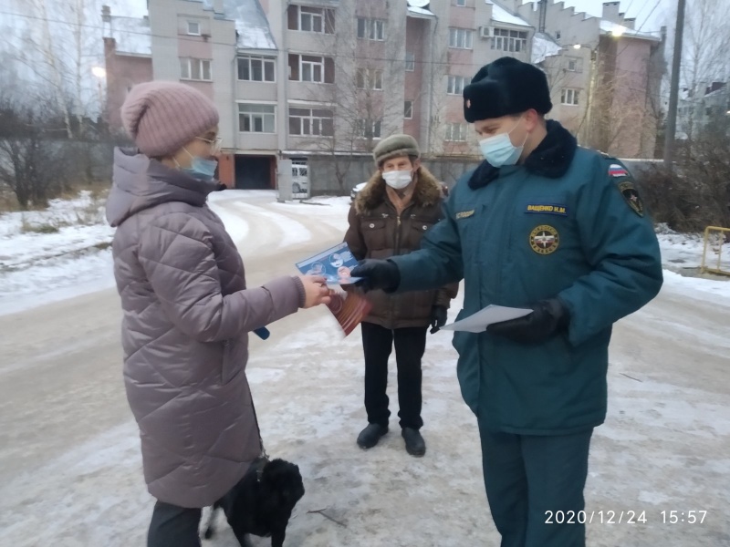 Сотрудники МЧС Гусь-Хрустального и Коврова проводят профилактические мероприятия с населением с участием Деда Мороза