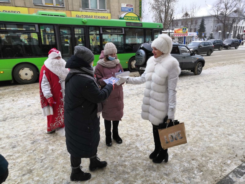 Сотрудники МЧС Гусь-Хрустального и Коврова проводят профилактические мероприятия с населением с участием Деда Мороза