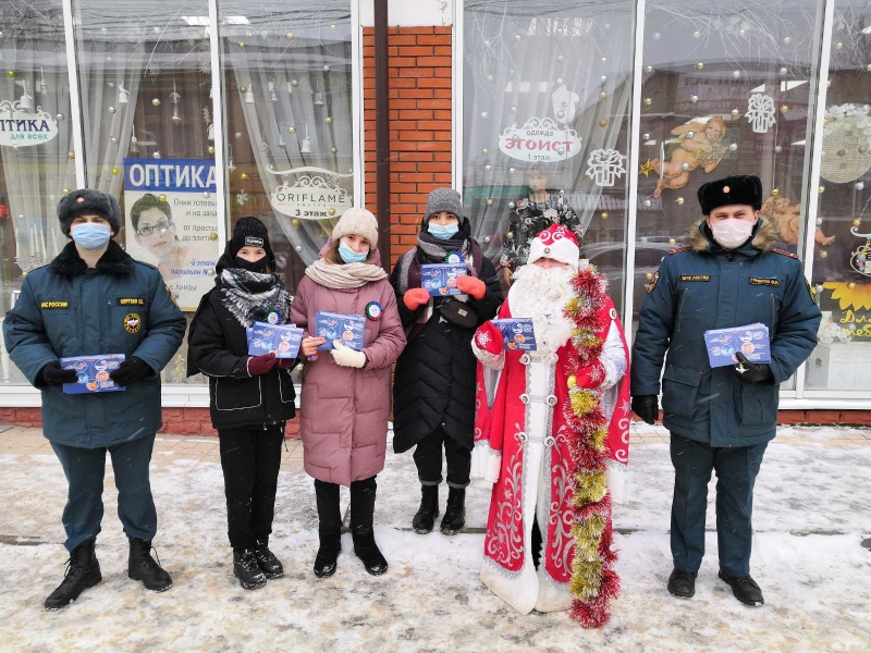 Сотрудники МЧС Гусь-Хрустального и Коврова проводят профилактические мероприятия с населением с участием Деда Мороза