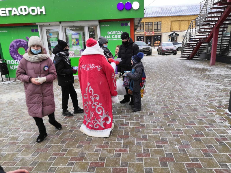 Сотрудники МЧС Гусь-Хрустального и Коврова проводят профилактические мероприятия с населением с участием Деда Мороза