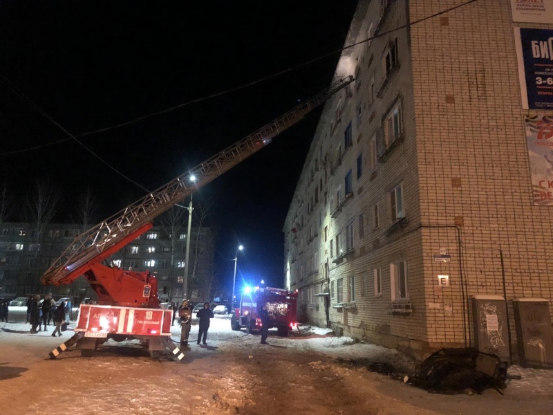 Пожарные Гусь-Хрустального гарнизона спасли 5 человек и эвакуировали 30 на пожаре в многоквартирном жилом доме