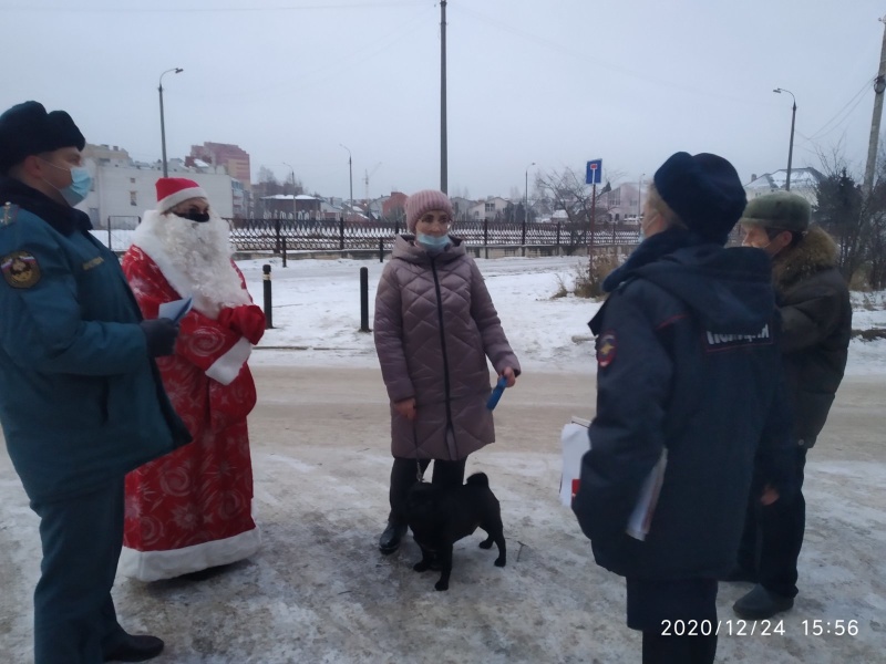 Сотрудники МЧС России приняли участие в акции "Не дай себя обмануть" в городе Коврове