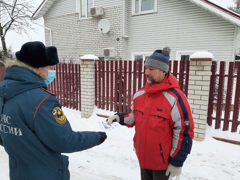 Сотрудники МЧС России напомнили жителям областного центра о требованиях пожарной безопасности в жилье