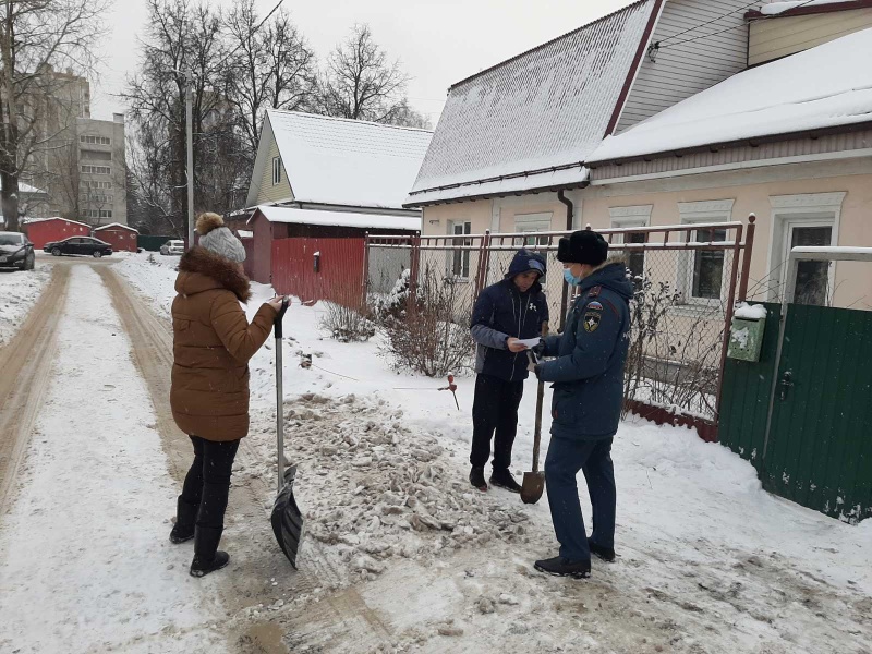 Сотрудники МЧС России напомнили жителям областного центра о требованиях пожарной безопасности в жилье