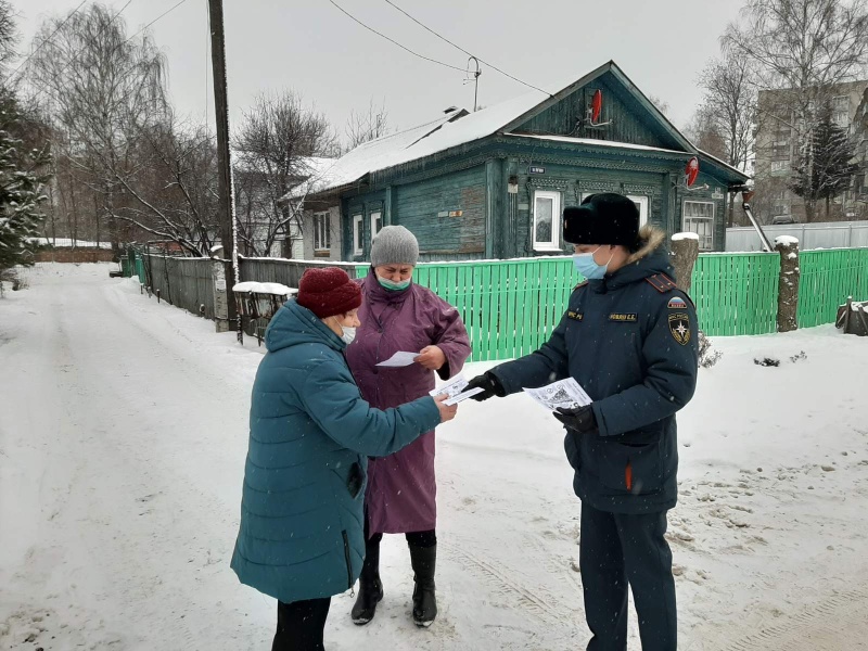 Сотрудники МЧС России напомнили жителям областного центра о требованиях пожарной безопасности в жилье