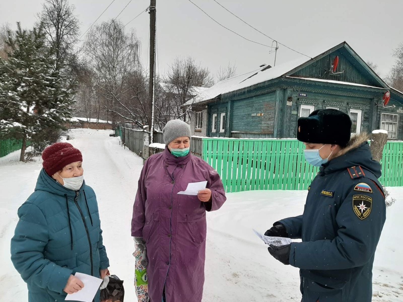 Сотрудники МЧС России напомнили жителям областного центра о требованиях пожарной безопасности в жилье