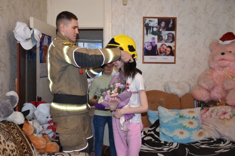 Пожарные города Коврова поздравили с днём рождения девушку, находящуюся в трудной жизненной ситуации