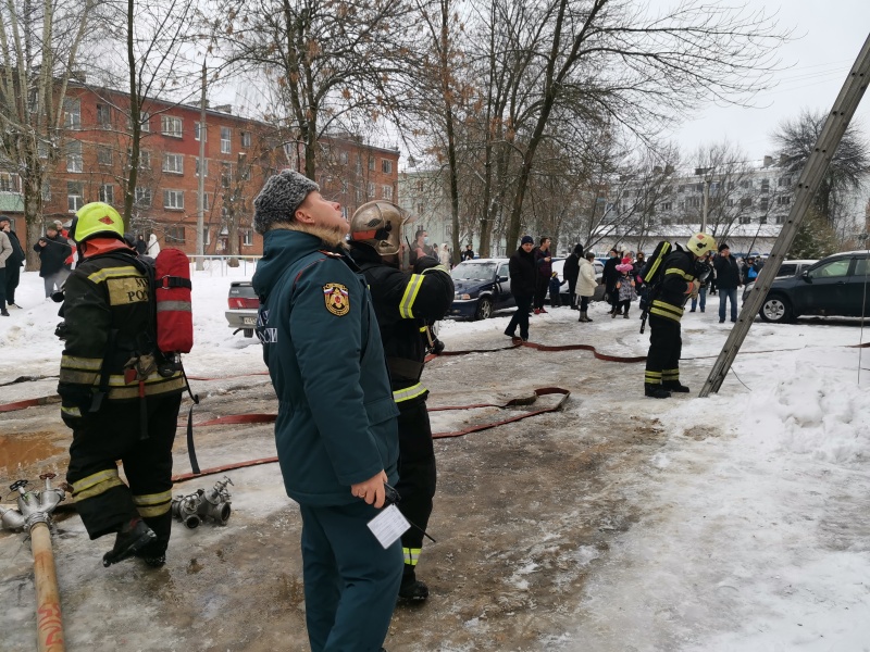 Сотрудники МЧС России спасли 18 человек, в том числе 3 детей на пожаре в магазине на улице Горького города Владимира