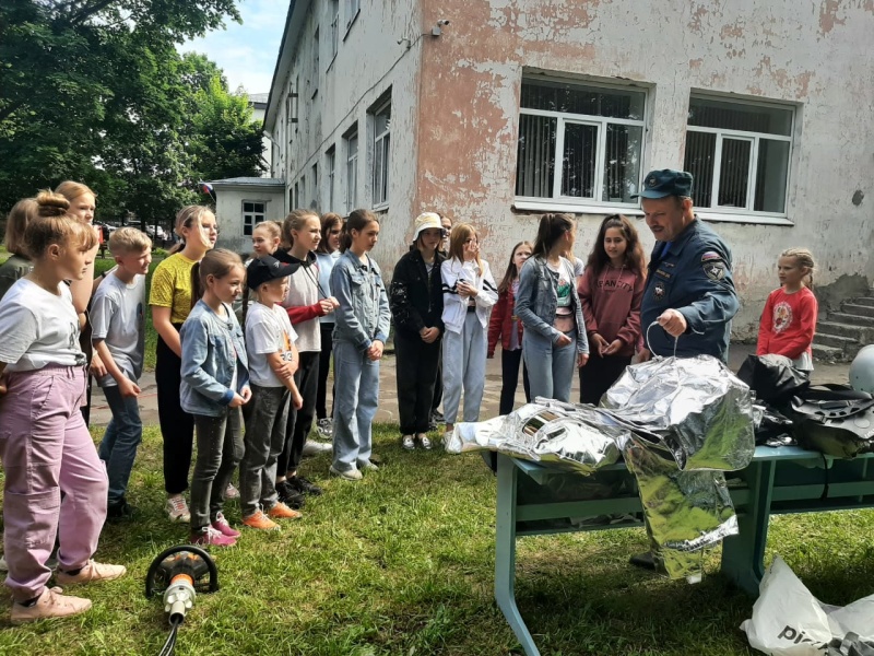 Воспитанники центра дополнительного образования "Исток" в Гусь-Хрустальном на практике ознакомились с работой пожарных