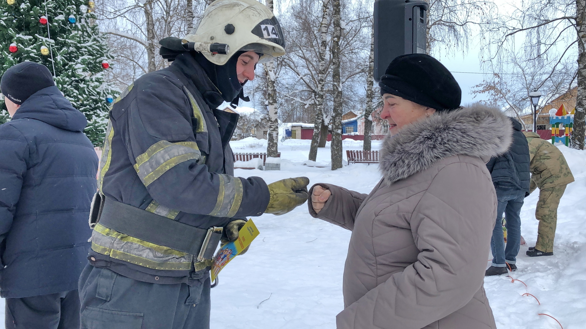 Ковровские пожарные провели в посёлке Малыгино челлендж Кулачок добра -  Новости - Главное управление МЧС России по Владимирской области