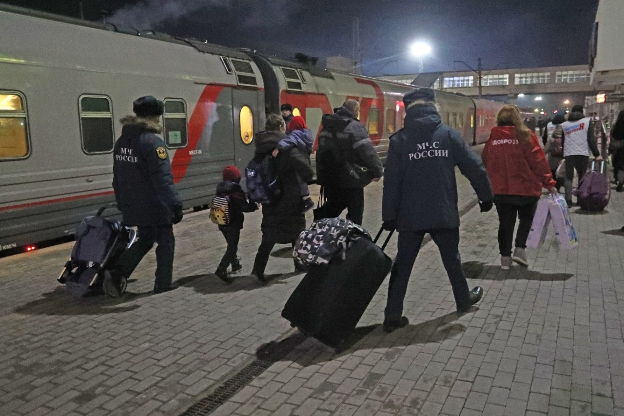 Сотрудники МЧС приняли участие во встрече второго поезда с вынужденными  переселенцами из Украины, ЛНР и ДНР - Новости - Главное управление МЧС  России по Владимирской области