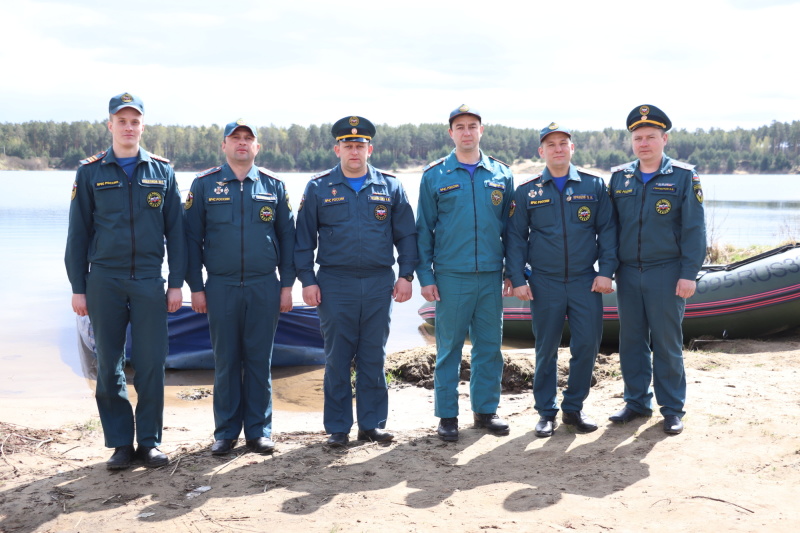 В День водолаза России сотрудники водолазной службы Главного управления совершили тренировочные спуски на карьерах (видео)