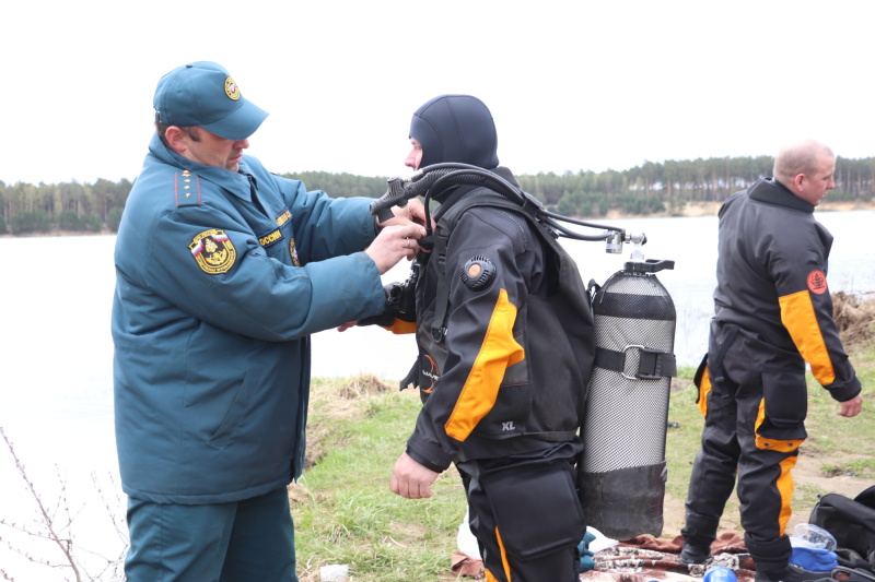 В День водолаза России сотрудники водолазной службы Главного управления совершили тренировочные спуски на карьерах (видео)