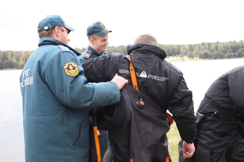 В День водолаза России сотрудники водолазной службы Главного управления совершили тренировочные спуски на карьерах (видео)