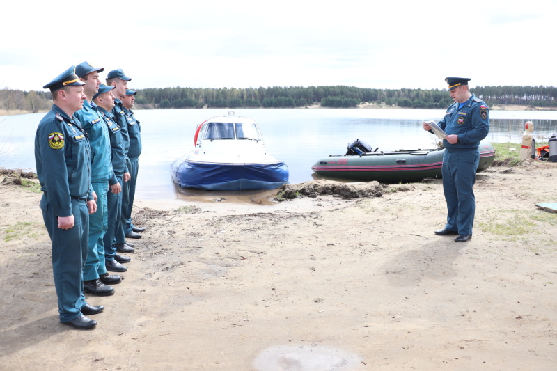 В День водолаза России сотрудники водолазной службы Главного управления совершили тренировочные спуски на карьерах (видео)