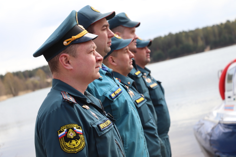 В День водолаза России сотрудники водолазной службы Главного управления совершили тренировочные спуски на карьерах (видео)