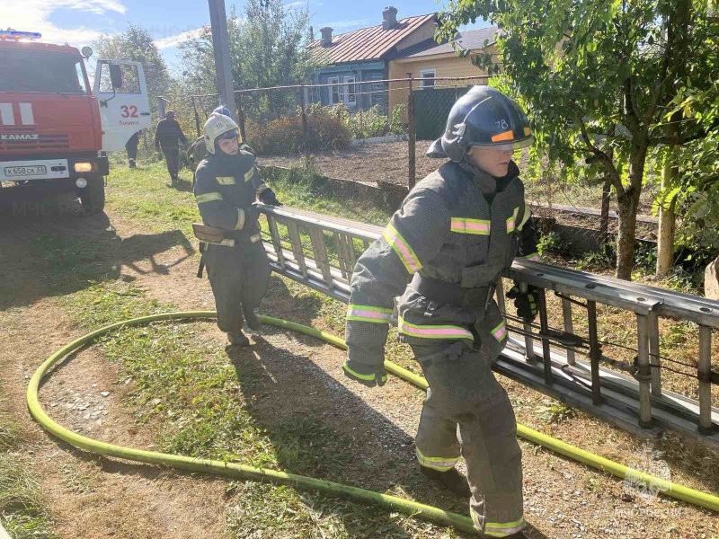 Жители деревни Хреново Собинского района благодарят пожарных за спасение домов от огня